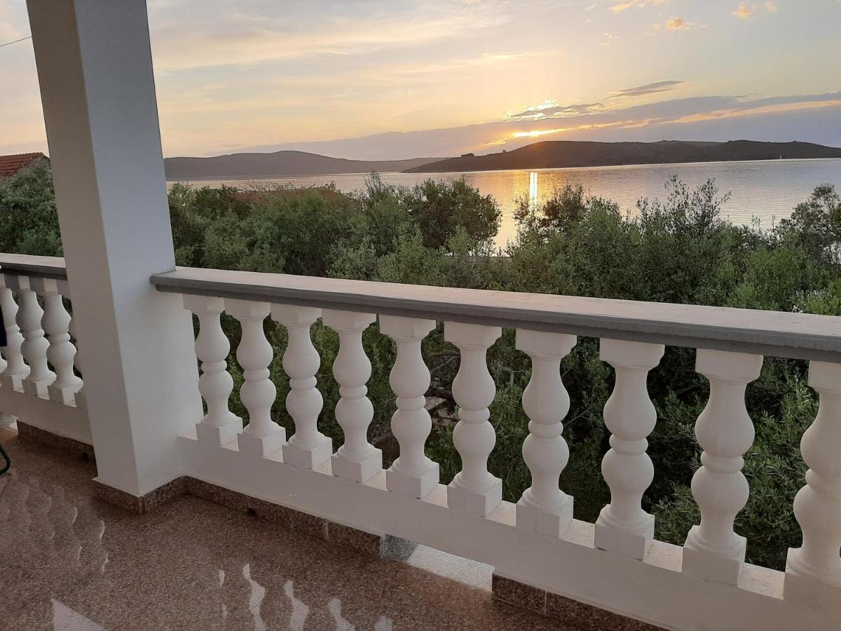 Family House Rebeka Apartment Углян Екстериор снимка