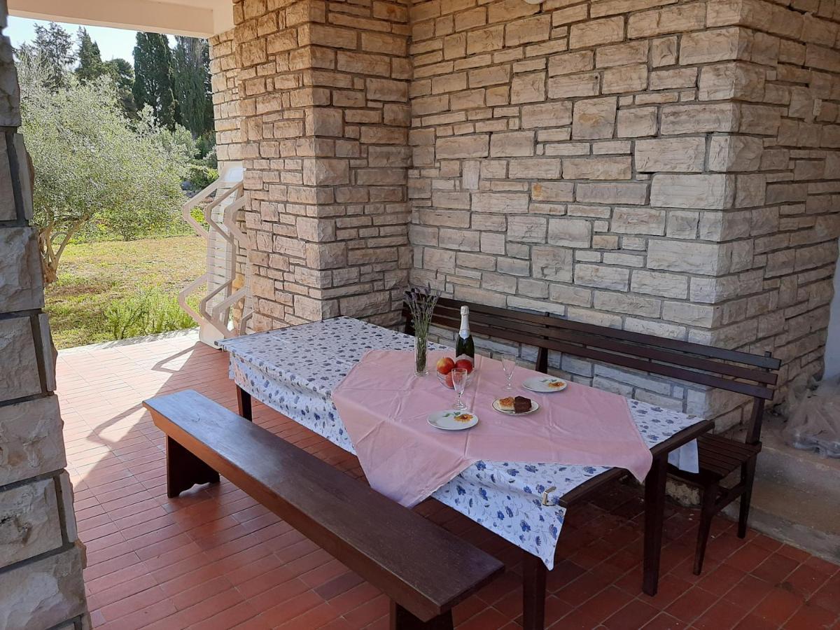 Family House Rebeka Apartment Углян Екстериор снимка