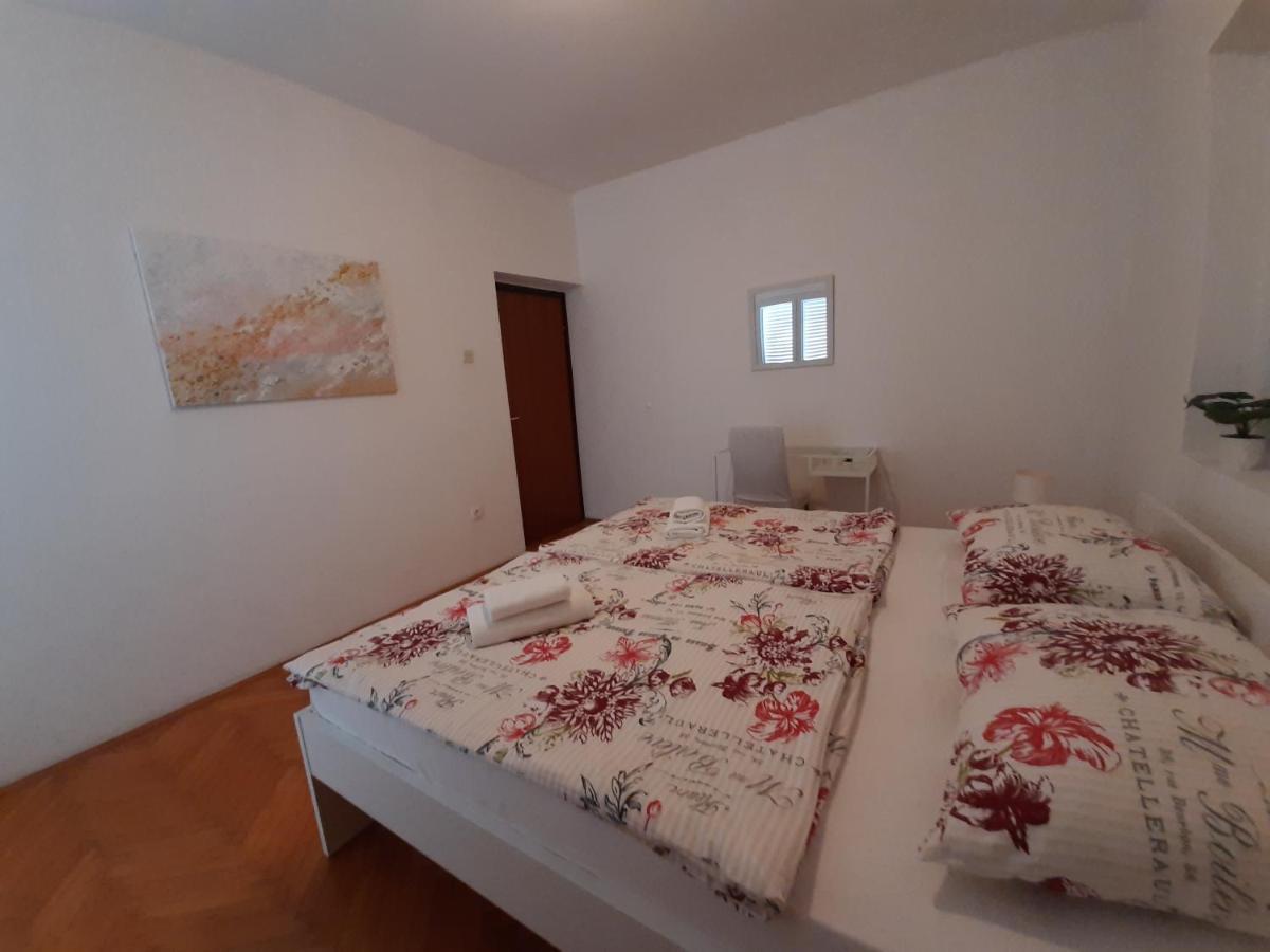 Family House Rebeka Apartment Углян Екстериор снимка