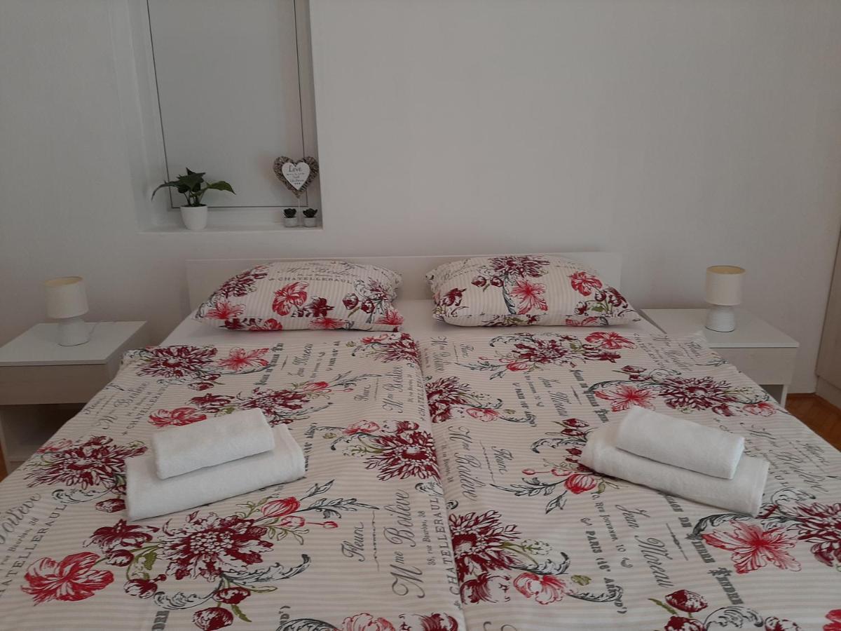 Family House Rebeka Apartment Углян Екстериор снимка