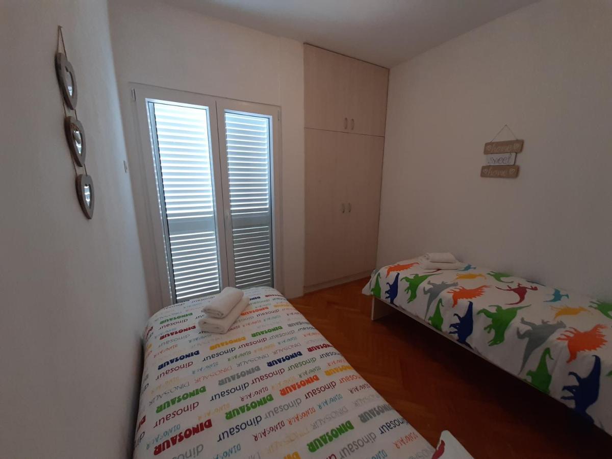 Family House Rebeka Apartment Углян Екстериор снимка
