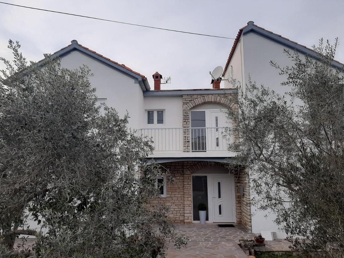 Family House Rebeka Apartment Углян Екстериор снимка