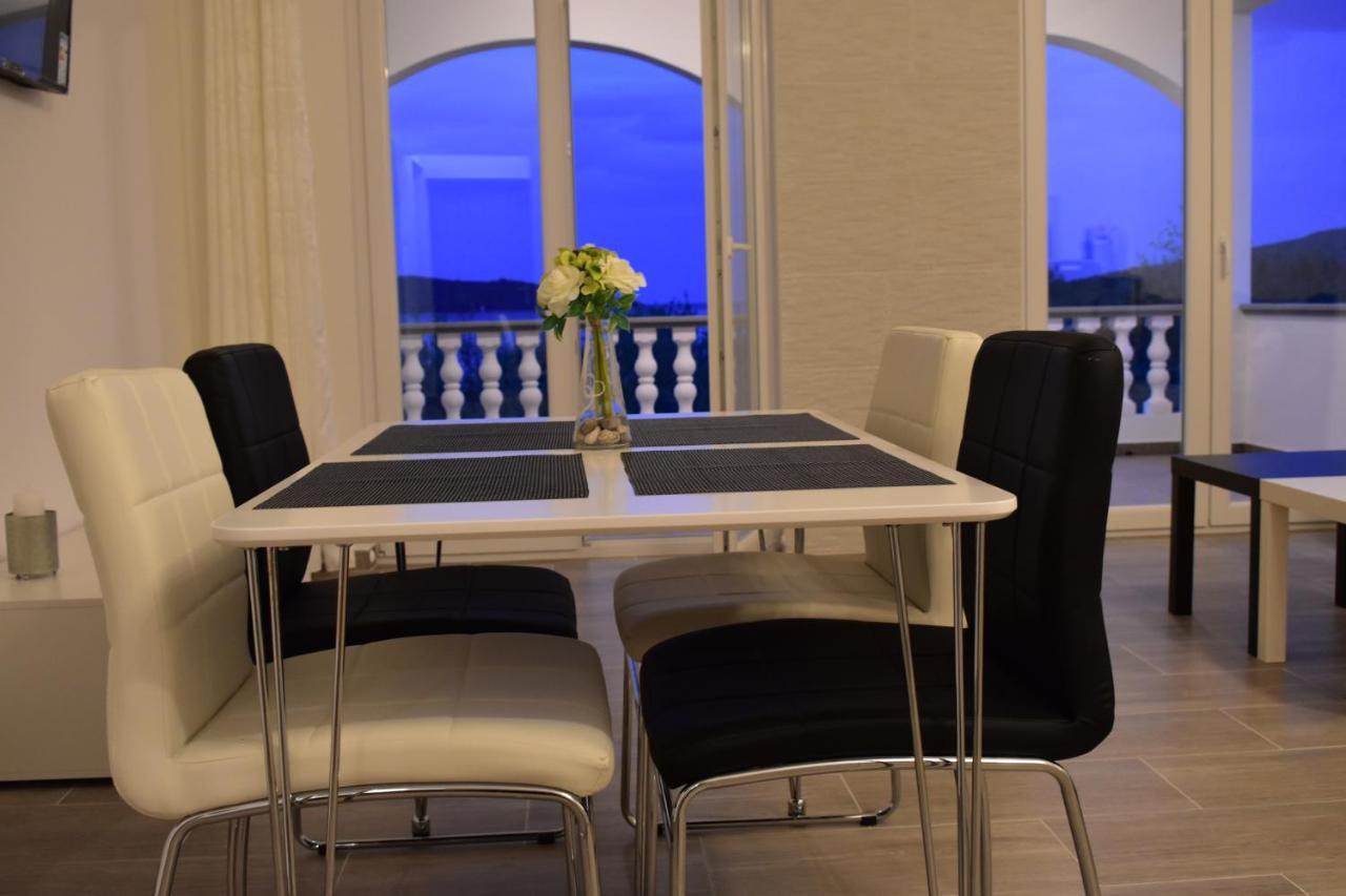 Family House Rebeka Apartment Углян Екстериор снимка