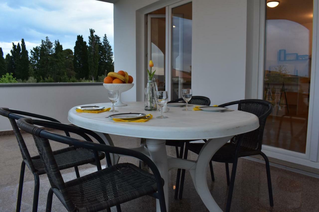 Family House Rebeka Apartment Углян Екстериор снимка