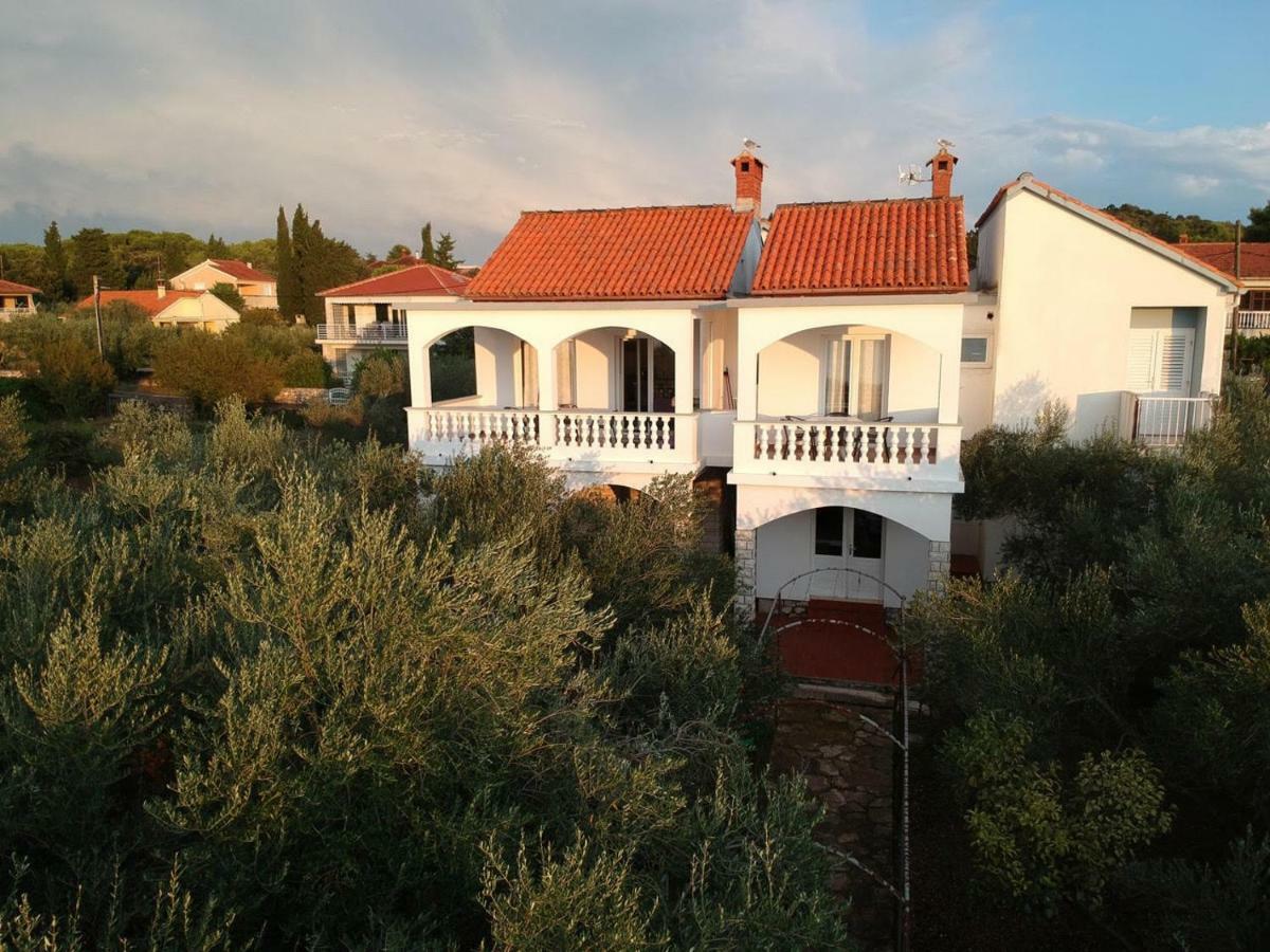 Family House Rebeka Apartment Углян Екстериор снимка